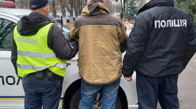 Правоохоронці затримали чоловіка, який пограбував ювелірну крамницю у Шостці