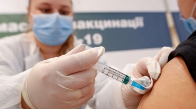 Без зарплати і лікарняних: кого з невакцинованих працівників відсторонять від роботи з 8 листопада