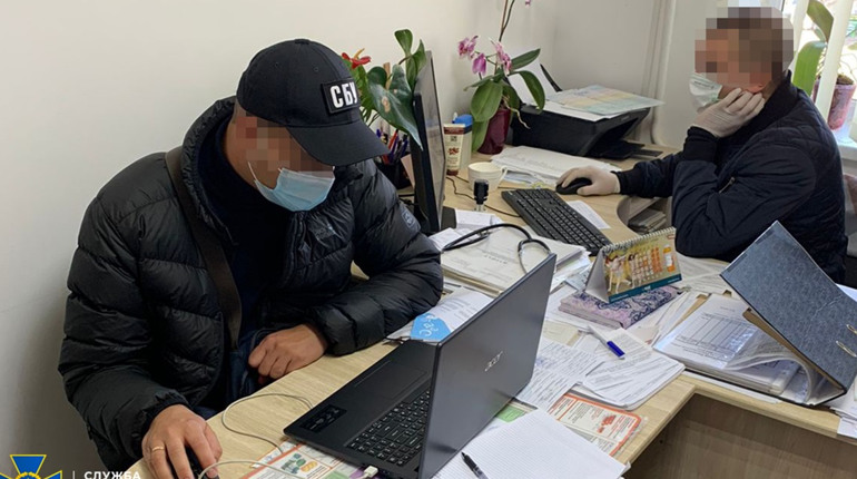 Заступниця директора лікарні організувала оборудку: за 2,5 тис. грн вносила невакцинованих в Е-базу