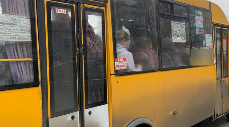 У Чернігові водій маршрутки перевозив людей, не маючи права сідати за кермо