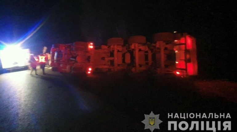 У Мамаївцях вночі перекинулась вантажівка, бо водій заснув за кермом