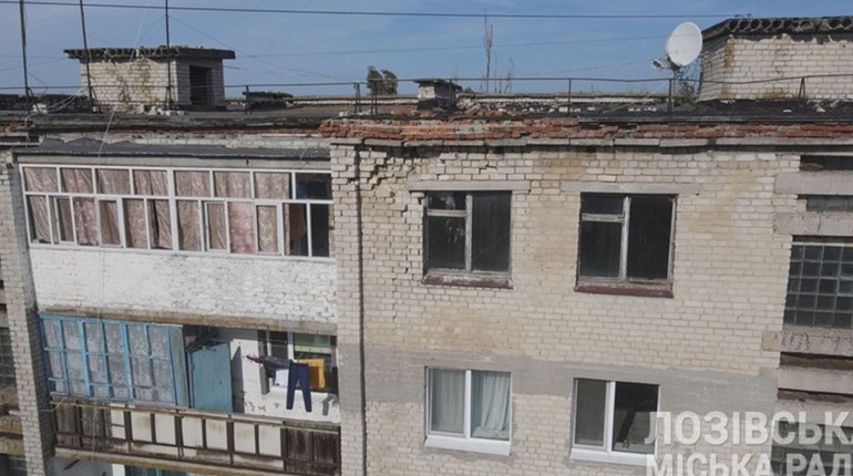Заливало до першого поверху: у Єлизаветівці ремонтують аварійну покрівлю багатоповерхівки