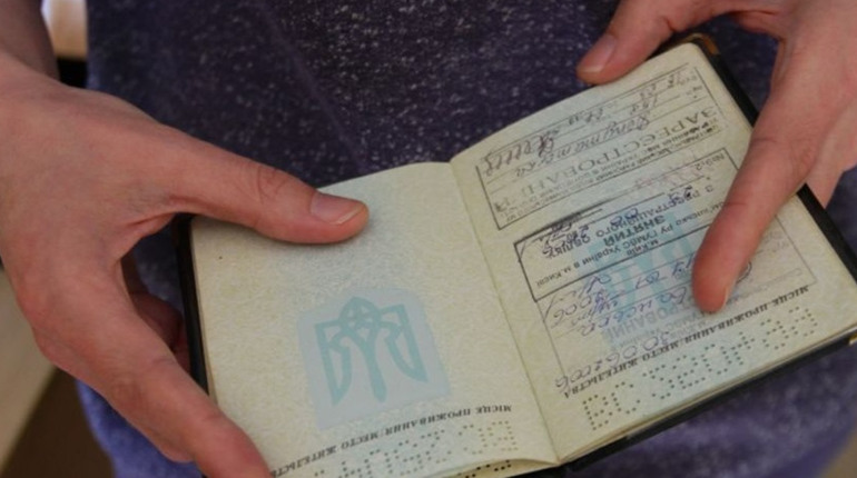 Власники паспортів-книжечок зможуть змінювати місце реєстрації онлайн: коли та як