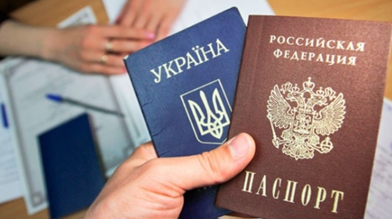 «Пропозиція, від якої важко відмовитись» – про примусову паспортизацію в окупованому Криму
