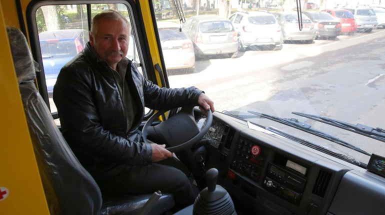 На рейс вийшли шкільні автобуси, які возять учнів до сіл Медвежа та Снятинка