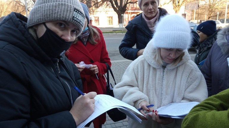 У Первомайську родини школярів вимагають очної освіти: фото, відео