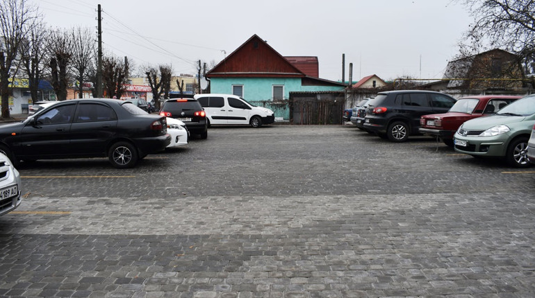 На території лікарні відкрили нову стоянку