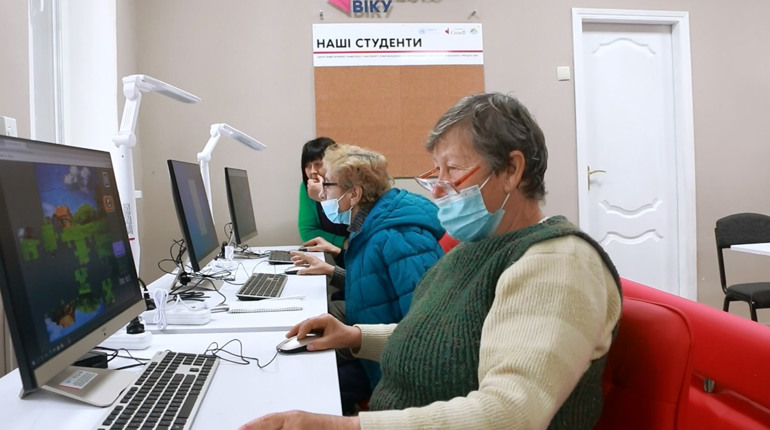 Як у Попасній людей похилого віку навчають комп’ютерній грамотності, і завдяки чому це стало можливо