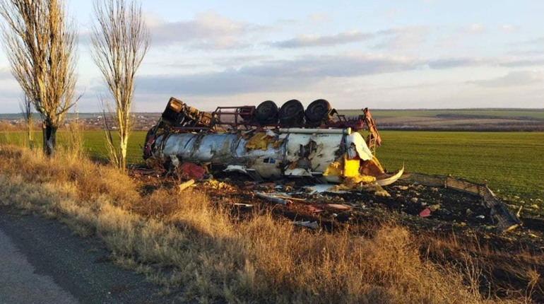 Як волноваські рятувальники витягали чоловіка із молоковоза після ДТП. Фото