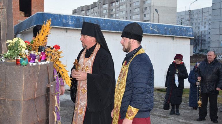 Без промов, але з молитвою: нетішинська громада вшанувала закатованих голодоморами (фоторепортаж)