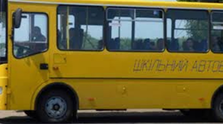 У дітей забрали шкільний автобус. У Долинській громаді матері по черзі возять учнів у гімназію