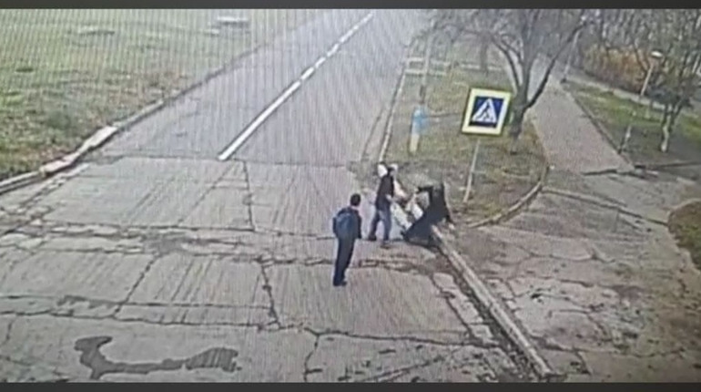 В Южноукраинске среди бела дня на улице была избита женщина.  Может быть, вы узнаете обидчика?