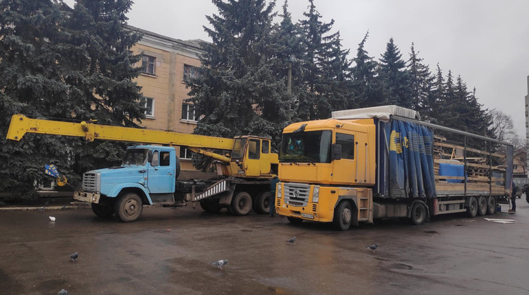 На центральній площі Первомайська почали встановлювати ковзанку. Фотофакт