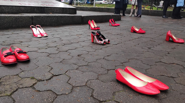 Червоні черевички в центрі міста: первомайчани приєдналися до Всеукраїнської акції проти насильства