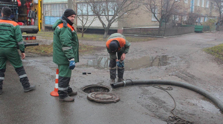 У Мені чистили каналізаційну мережу за новітніми технологіями