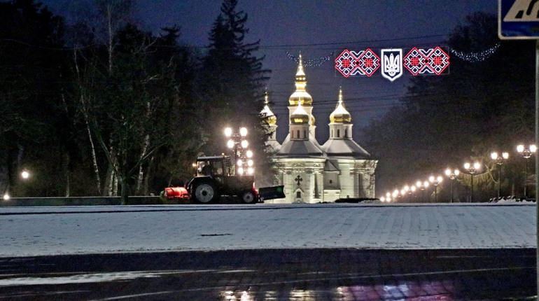 Перший сніг у Чернігові і комунальники вже з 4:30 ранку прибирають місто