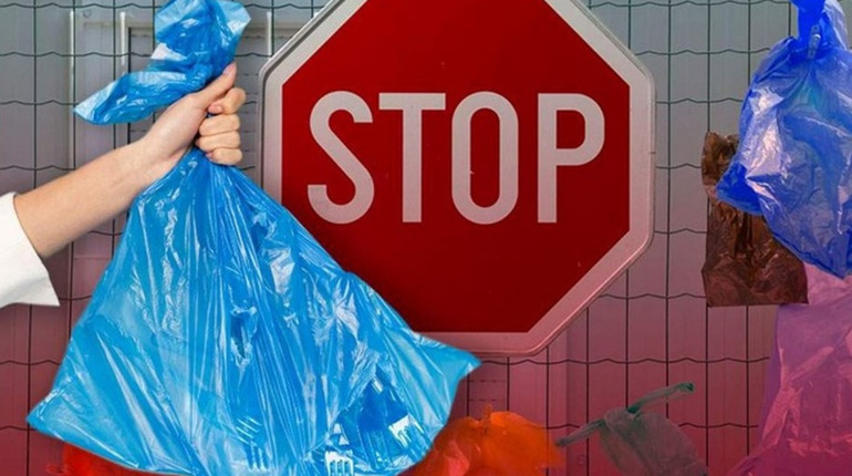В грудні починають діяти обмеження, щодо обігу пластикових пакетів. Які зміни очікувати українцям