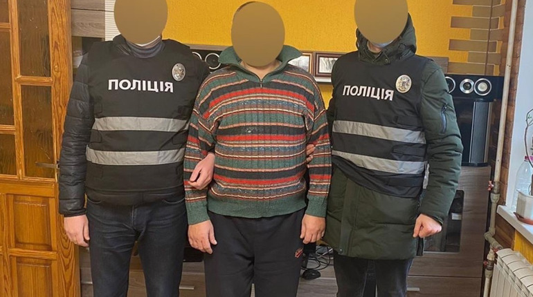 56-річний чернігівець змушував маленьких дівчат робити інтимні фото та надсилати йому