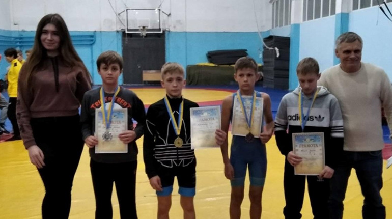 Фото дня: лозівські спортсмени привезли нагороди з чемпіонату області по вільній боротьбі