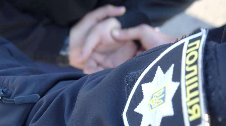 У Сарнах четверо чоловіків напали на поліцейського та його сім’ю