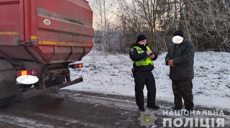 Сміттєвоз наїхав на 6-річну дівчинку. Дитина померла