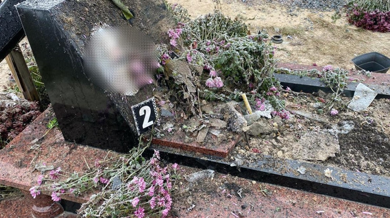 На Сарненщиня розшукують вандалів, які розтрощили надгробки на кладовищі