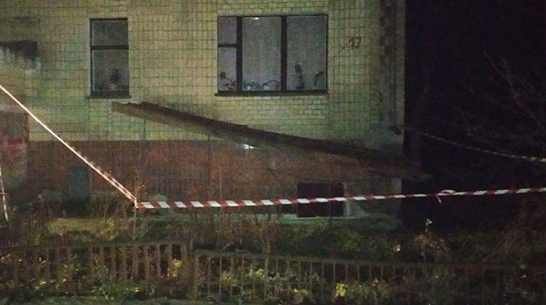 У Старокостянтинові у підвалі багатоповерхівки виявили тіло жінки