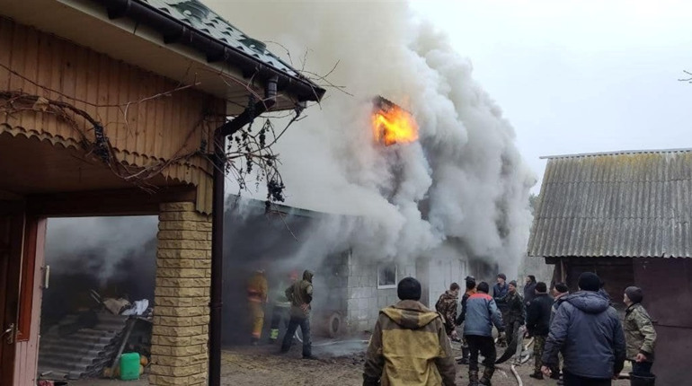 Пожежа в селі на Сарненщині: вогнеборці врятували житловий будинок