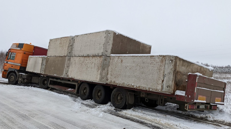 Поблизу Сарн вантажівку занесло в кювет — витягнув небайдужий водій