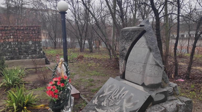 Вандали сплюндрували меморіальний сквер у Первомайську. Оновлено