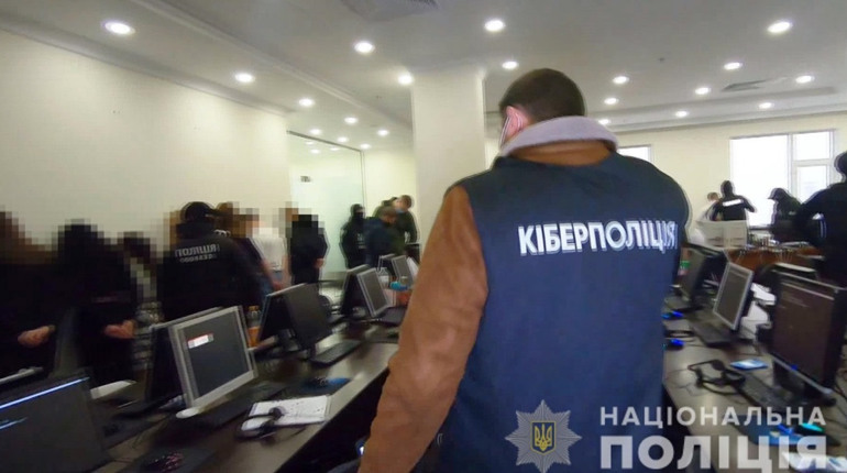 Кіберполіція викрила в Одесі два call-центри, які виманювали у людей гроші з їх рахунків