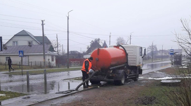 Місто під дощем: вулиці Сарн затопило водою