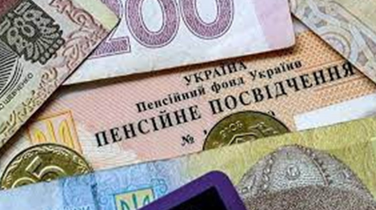 Маніпуляції про пенсії: навіщо постійно нагадувати українцям про їх відміну