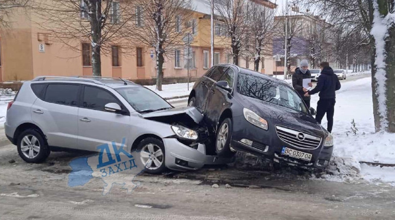 Чергова аварія на сумнозвісному перехресті вулиць Винниченка і Чорновола. Знак «Стоп»? Ні, не чув!