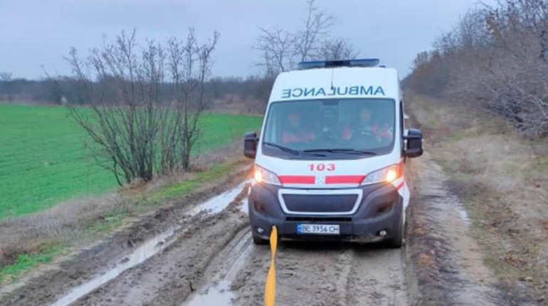На Миколаївщині рятувальники витягли із багнюки швидку: їхали до породіллі