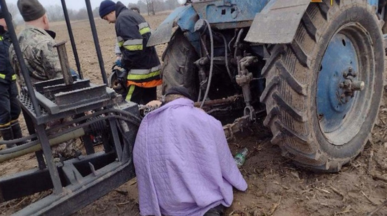 Чоловіка затисло рухомима частинами карданного валу. Його діставали рятувальники