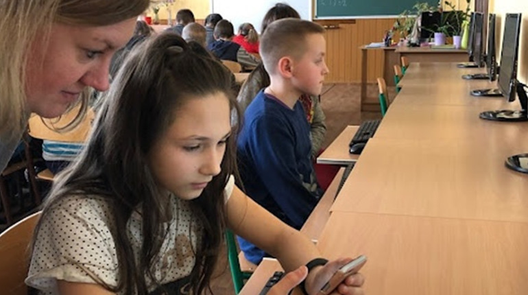 Дзеркала в коридорі, пуфи, велопарковка, кулер — «народні» проєкти учнів Корюківської громади