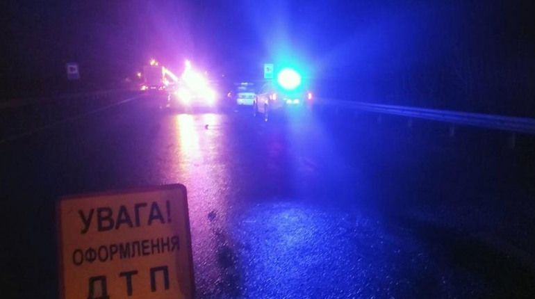 Збили і наїхали: новоград-волинські правоохоронці розслідують обставини загибелі чоловіка у ДТП
