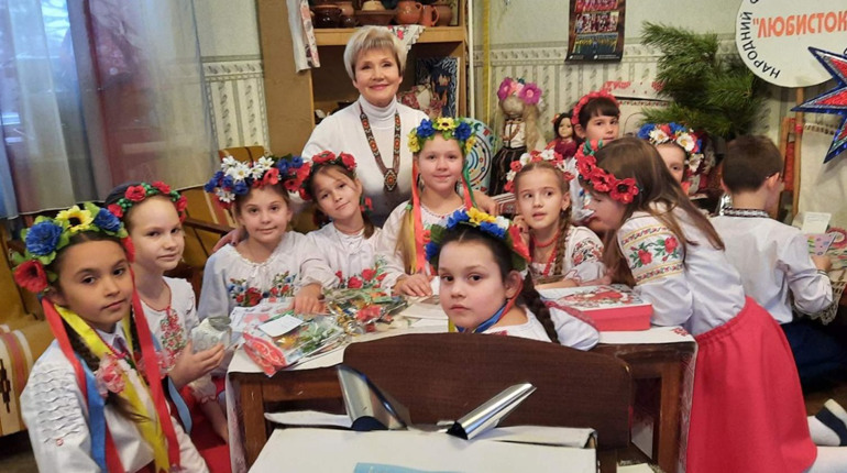 Вихованці ансамблю "Любисток" виступили в ролі помічників Святого Миколая