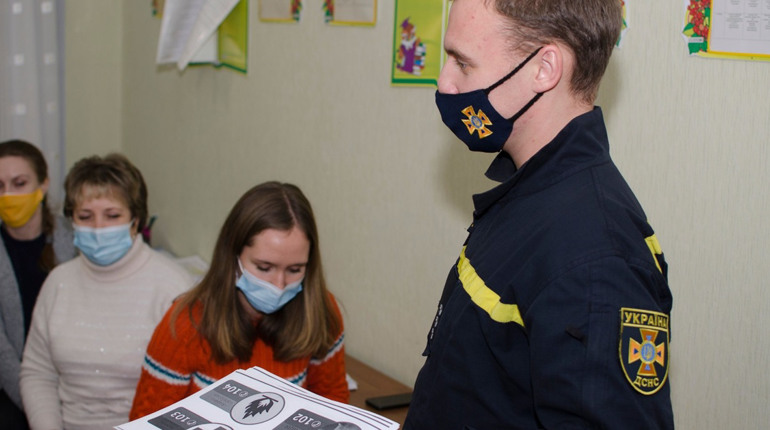 Конотопські рятувальники нагадали конотопцям правила безпеки під час новорічних свят