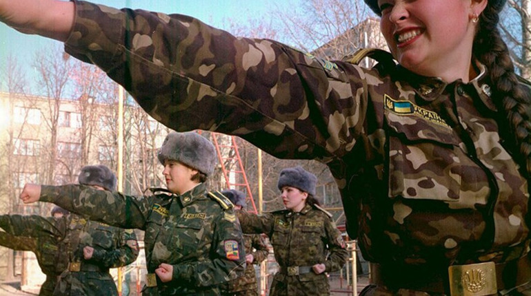 Жінкам більшості поширених професій доведеться стати на військовий облік