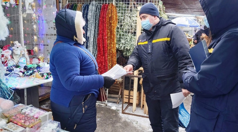 Попереду свята. Рятувальники перевіряють продавців піротехнічних виробів