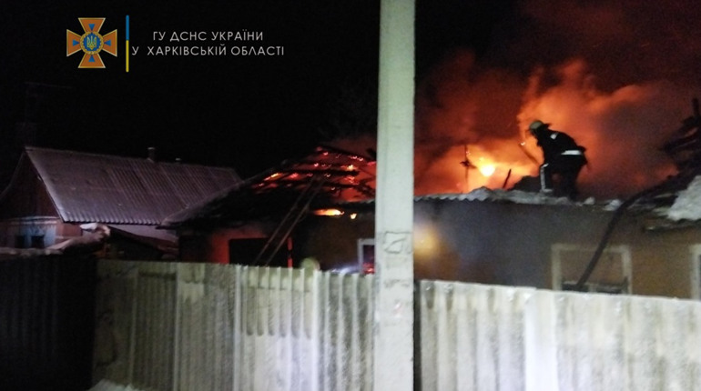 Горіли будинок, гараж і авто: у Лозовій рятувальники кілька годин гасили вогонь у приватному будинку