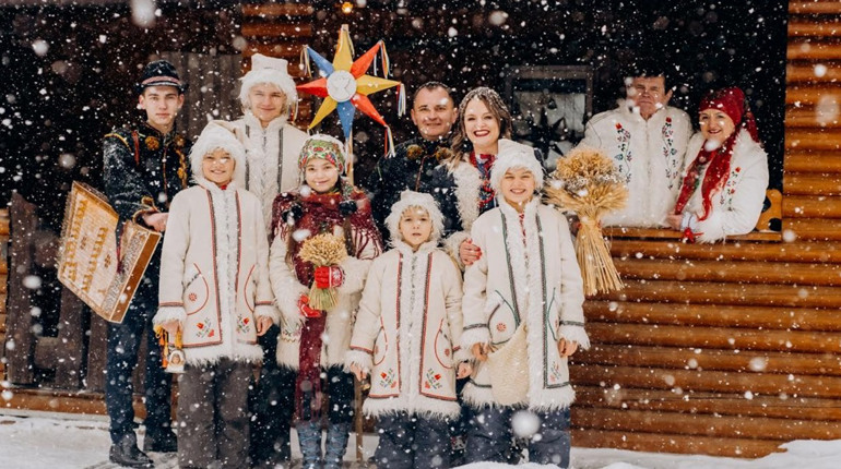 Прикарпатська співачка презентувала родинний відеокліп «Колядує наша родина»