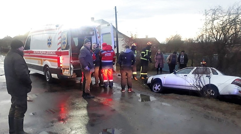 Аварія в Сарненському районі: двоє людей застрягли у понівеченому авто