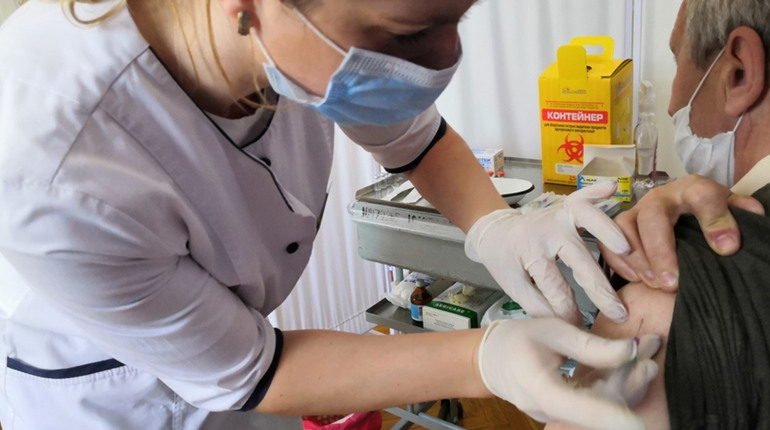 В Україні дозволили бустерну дозу вакцини від COVID-19: хто з дрогобичан може її отримати