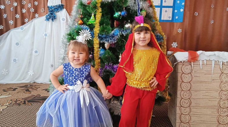 Вихованці дитсадка “Ромашка” на новорічні свята спілкувалися з казковими героями