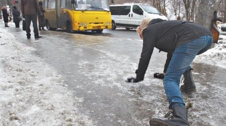 Ковзанка на тротурах: як вберегтися від травмування під час ожеледиці