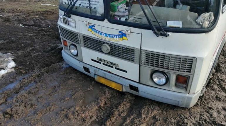 Як рятувальники витягали автобус, що застряг 4 січня у багнюці в районі Поронівки