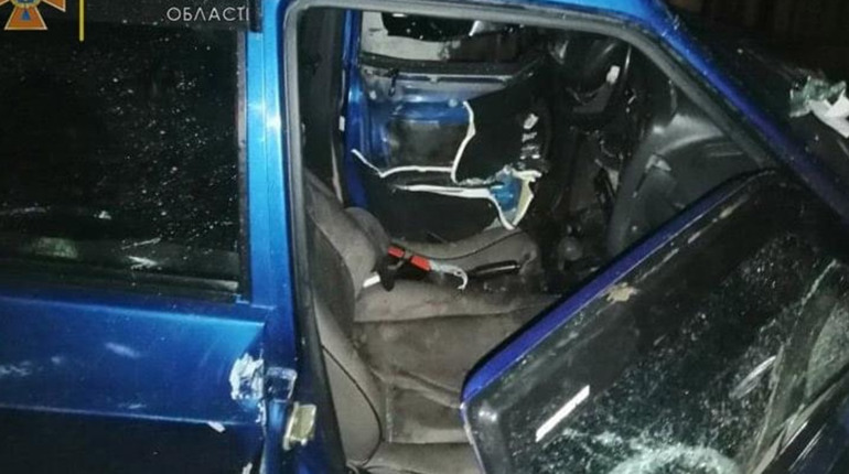 Водій легковика в‘їхав в електроопору. Він вижив, але з авто діставали його рятувальники